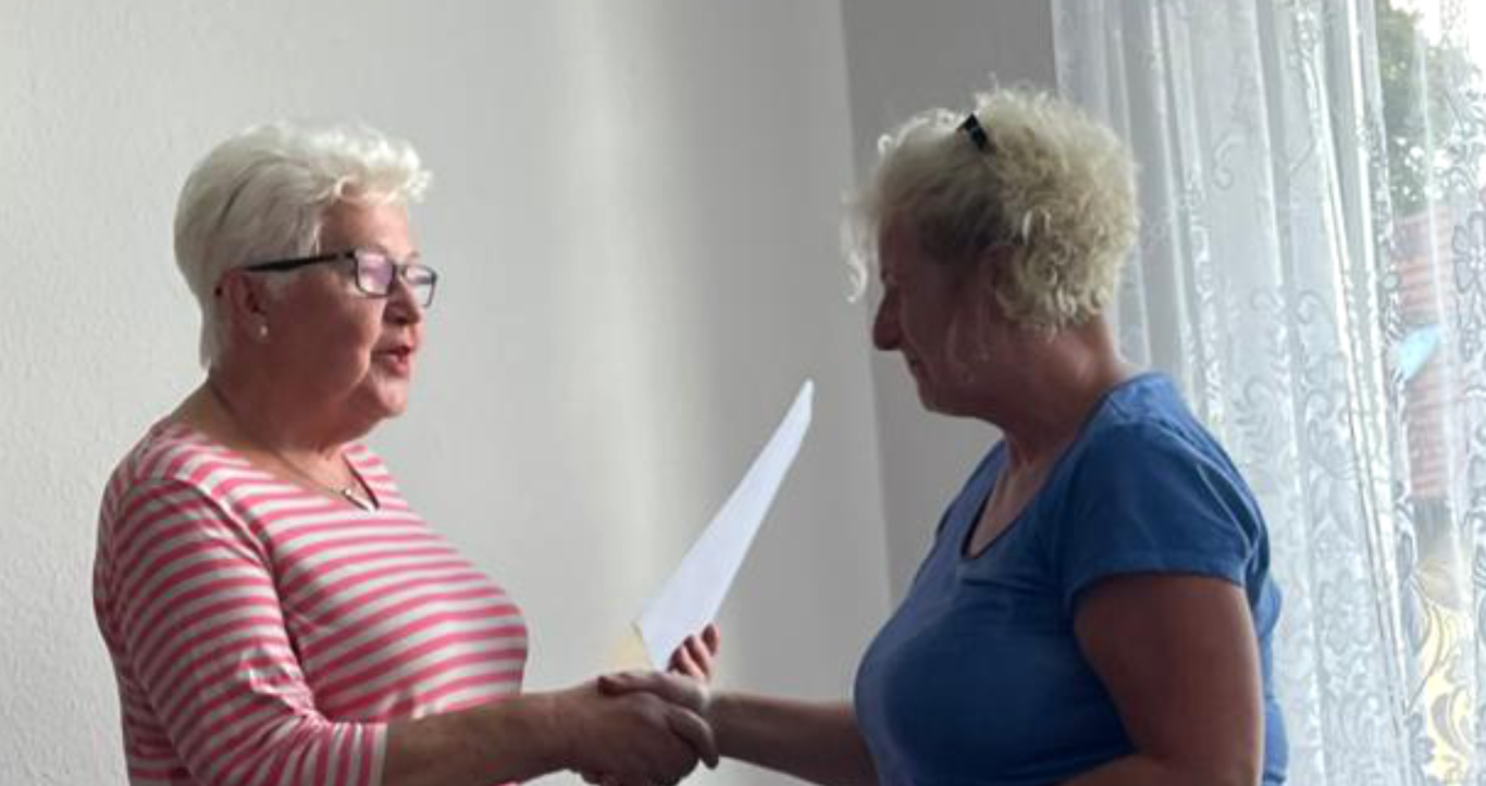 Sibylle Kiesow (rechts), Bürgermeisterin Siggelkow, nimmt die Glückwünsche der ehemaligen Bürgermeisterin entgegen. Sibylle Kiesow, Bürgermeisterin Siggelkow